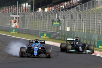 フェルナンド・アロンソ（写真左）とハミルトン（同右）の手に汗握る攻防戦は、このレースの見せ場のひとつとなった。逆転優勝を目指し、フレッシュなタイヤで猛追するハミルトンに対し、先頭を走るチームメイトのオコンを援護しようと巧みなライン取りで防戦するアロンソ。結果、ハミルトンがアロンソのミスを逃さずに追い抜くことができたものの、アロンソの抵抗がオコン初優勝に貢献していたことは言うまでもない。ハミルトンは3位フィニッシュ、ベッテルの失格で2位となり、チャンピオンシップを争うマックス・フェルスタッペンを抜きランキング首位に返り咲いた。（Photo=Mercedes）