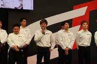 大嶋和也選手は「（自分はトヨタのチームしか知らないが）ブランド間の移籍というのは、ドライバーにとっては大変な決断だと思います」と、新規加入した仲間をねぎらった。