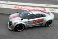 クルマ好きならグッとくる、国内外のさまざまなモデルをラジコン化しているミニッツシリーズ。今回、ホンダアクセスの働きかけで、マニアックな「ネオクラシックレーサー」のラジコンが誕生した。