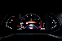 メーターパネルは7インチサイズの液晶タイプ。カラー表示で視認性に優れる。