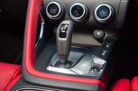 トランスミッションは9段ATを採用。スティック式セレクターや、その脇に備わるドライブモードの切り替えスイッチの形状も「Fタイプ」を想起させるものだ。