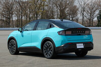 ハッチバックだった初代、2代目とは異なり、3代目はファストバックスタイルのクーペ風クロスオーバーとなった。