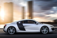 2006年に登場した初代「アウディR8」。非ウエッジシェイプのボディーフォルムに、水平基調のショルダーライン、サイドビューのアクセントとなる巨大なカーボンサイドブレードなど、そのデザインは他のスーパースポーツとは一線を画すものだった。