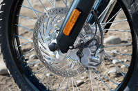 ブレーキについては、前が270mm、後ろが240mmと、従来のモデルより大径のディスクを装備。ABSは後輪のみならず、スズキの市販車として初めて前輪もカットが可能となている。