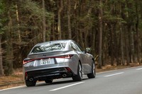 林間の道を行く「レクサスIS300h“Fスポーツ”」。ハイブリッドモデルは、従来モデルよりもスポーティーな走行フィーリングが得られるように、アクセルワークに対するレスポンスが改善された。