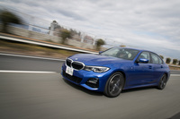 先進運転支援システムのセンサーには、長距離用、中距離用、周辺監視用のカメラを備えた3眼カメラシステムを採用。毎秒2兆5000億回の演算能力を持つ画像処理プロセッサーや、正確な距離測定情報をもたらすレーダーとの組み合わせで、正確で素早い運転支援を実現している。