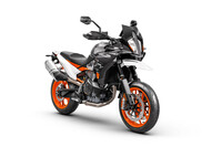 「KTM 890 SMT」発売　パワフルで機敏な走りが自慢のニューモデルの画像