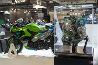 水素エンジンの模型と、HEVモデルのプロトタイプ。