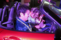 プレゼンテーションの後は乗車体験と記念撮影の時間。来場者の中には写真のように家族3人で参加した人も。……お客さま、定員オーバーです。
    