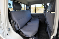 後席には「バン」と同じくタンブルフォールディング式の格納機構を採用。工具類はシートの後ろに備えられている。