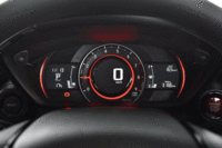 アナログ式のエンジン回転計とデジタル式の速度計を組み合わせた、メーターパネル。SPORTモード選択時は、照明が赤色に変化する。（写真をクリックすると、照明色の違いが見られます）
    