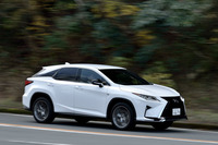 「RX200t“Fスポーツ”」の駆動方式は4WD車に限られる。その4WDシステムには、ステアリングの操舵（そうだ）量からコーナリングのターゲットラインを算出し、挙動に応じて後輪に適切な駆動力配分を行う機能が含まれる。