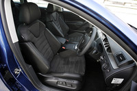 パワーランバーサポート＆サイドサポート付きのレザー＆アルカンタラシートは、R36専用。もちろん、シートヒーターも備わる。