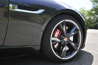 「Blade」と名付けられた、「Fタイプ R クーペ」の20インチ鍛造アロイホイール。その奥には、直径380mmのフロントブレーキディスクが収まる。リア側のホイール径も20インチで、ブレーキ径は376mm。