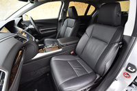 標準装備の本革シート。運転席と助手席には、シートヒーターとベンチレーション機能が備わる。
    