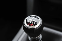 「STI」ロゴの入った本革巻きシフトノブ。