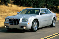 「クライスラー300」
	2004年に登場した高級乗用車で、パワフルなV8 OHVヘミエンジン搭載車の設定が話題となった。2011年にフルモデルチェンジされて現行型となったが、映画でタクシーとして使われているのは先代のモデル。
