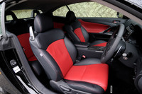 「IS350C」にはセミアニリン本革シートが標準装備。シートカラーは写真のブラック＆レッドを含む5種類から選べる。