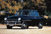 1955年に誕生した初代「トヨペット・クラウン」（RS型）。観音開きドアを持つボディーは全長4285mm、全幅1680mm、全高1525mmと高さを除けば現行「カローラ・アクシオ」よりもコンパクト。エンジンは直4OHV1453cc、最高出力は48psだった。価格は101万4860円。