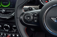 「ドライビングアシスト アクティブクルーズコントロール」のスイッチ。ステアリングホイールの左側スポークに備わる。