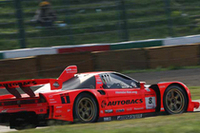 2位のNo.8 ARTA NSXは、菅生の優勝から連続で表彰台。
1000kmレースでは1チームにつき、4、5回のピットワークを行う。毎回4本のタイヤを交換するライバルに対し、前輪の負荷が少ないNSX勢は作業が省けて有利。一時はSCに10秒を超える差をつけたが……。