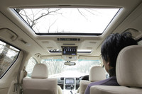 今回のテスト車は、58万8000円のオプションである「HDDナビゲーションシステム＆トヨタプレミアムサウンドシステム」を装備。リアのエンターテインメントシステムも含まれる。