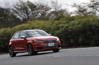 0-100km/h加速は5.9秒で、80-120km/hの中間加速が6.6秒。最高速は250km/h。