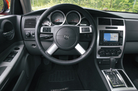 エクステリアに比べればいささかビジネスライクなチャージャーSRT8のインパネ周り。ベースとなった300Cとの違いは、目立ったところではメーターフード／パネルの造形くらいのもの。ステアリングホイールの上辺はカーボン調レザーがあしらわれる。