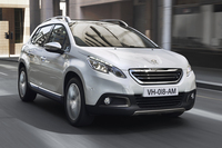 2014年2月に発売されたコンパクトSUV「プジョー2008」。日本での初お披露目は、2013年の東京モーターショーだった。
    