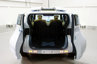 リアのドアは、ボディーサイドに回り込みながら左右に開く。オープン時の占有スペース拡大を抑えるための工夫である。