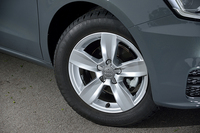 装着されるタイヤのサイズは185/60R15。