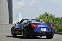 ソフトトップカラーはボルドー（写真）とブラックの2色から選べる。（写真をクリックするとソフトトップの開閉が見られます）