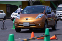 「ノート」に続いて、今回の主役「リーフ」でスタート。発進時から最大トルクを発生するEVの特性もあって、スタートダッシュはかなり鋭い。