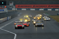 GT300クラスのスタートシーン。
    