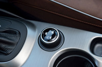 センターコンソールの「ドライブムードセレクター」。Auto／Sport／Tractionの3種類から、状況にあった走行モードが選択できる。