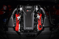 4.2リッターV8 FSIエンジンは450psと43.8kgmを発生。燃費性能は8.1km/リッター（JC08モード）。