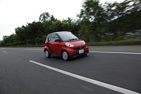 2mを切る短いホイールベースやRRの駆動方式から想像するより、高速での直進安定性はずっと高い。
    