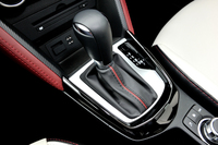 6段ATのシフトセレクター。「XD Lパッケージ」ではシフトブーツにダークレッドのアクセントストライプが入る。