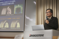 トレッドパターンやサイドウォールデザインの変遷など、レグノのデザインについて解説する、ブリヂストン イノベーション本部 デザイン企画部 部長の氷室泰雄氏。
    