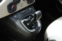 トランスミッションはシングルクラッチ式5段セミATの「デュアロジック」のみ。