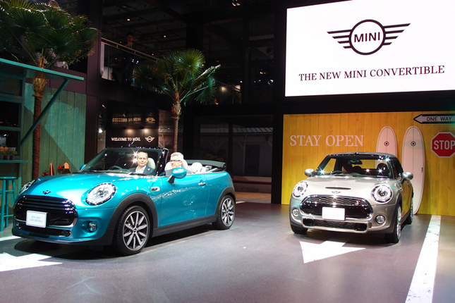 東京モーターショーのMINIブースに展示された2台の「MINIコンバーチブル」。