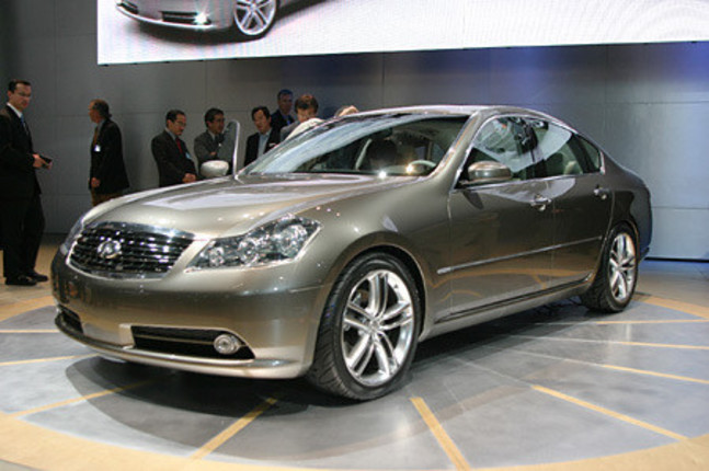 ボディサイズは全長×全幅×全高＝4880×1850×1500mm、ホイールベースは2900mm。従来型と較べて、全幅は80mm拡大された。