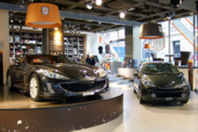 ショールーム「プジョー・アヴェニュー」の店内。