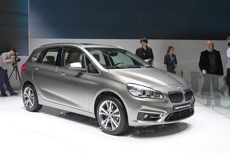 BMW�ƃA���s�i�̃u�[�X�ɓW�����ꂽ�ŐV���f���̎p���ʐ^�ŏЉ��B