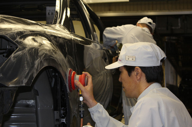 塗装面を手磨き、日産シーマの生産工程【Movie】 【ニュース】 - webCG