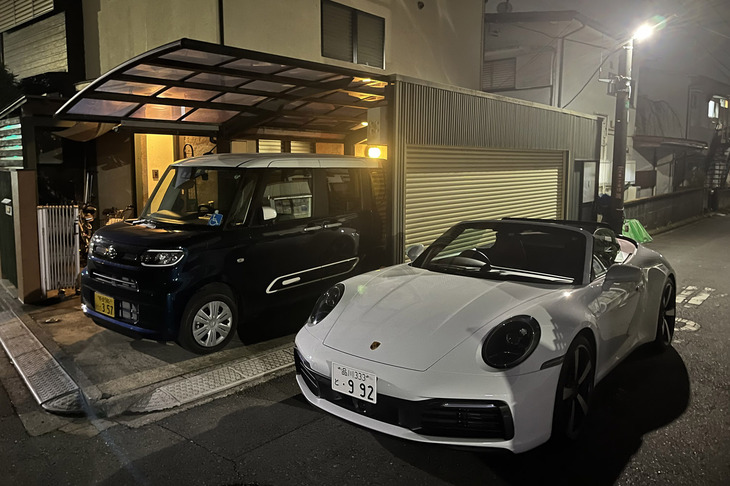 試乗当日の夜、わが家に到着した「911カレラ カブリオレ」。上品な「キャララホワイトメタリック」と呼ばれる20万6000円のオプションボディーカラーをまとっていた。