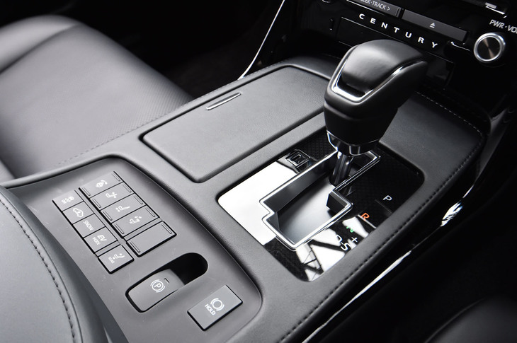 前席のセンターコンソール。シフトレバーの手前には、助手席のポジション調節スイッチが配される。