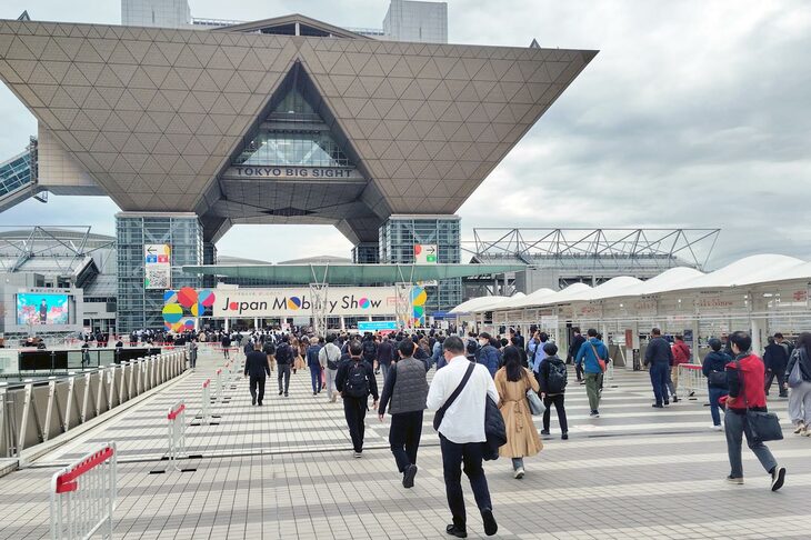 一般公開日の東京ビッグサイトの様子。この日（2025年11月6日）は平日だったが、会場には立ち止まるのがはばかられるほどの人が詰めかけていた。