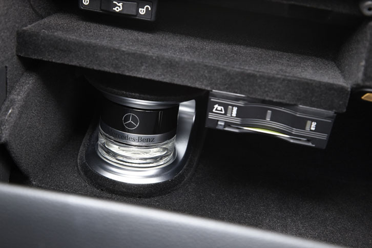 「メルセデスAMG C63 Sクーペ」には、好みの香りで車内を満たすパフュームアトマイザーが備わる。写真左が、グラブボックス内にセットする香水のカートリッジ。