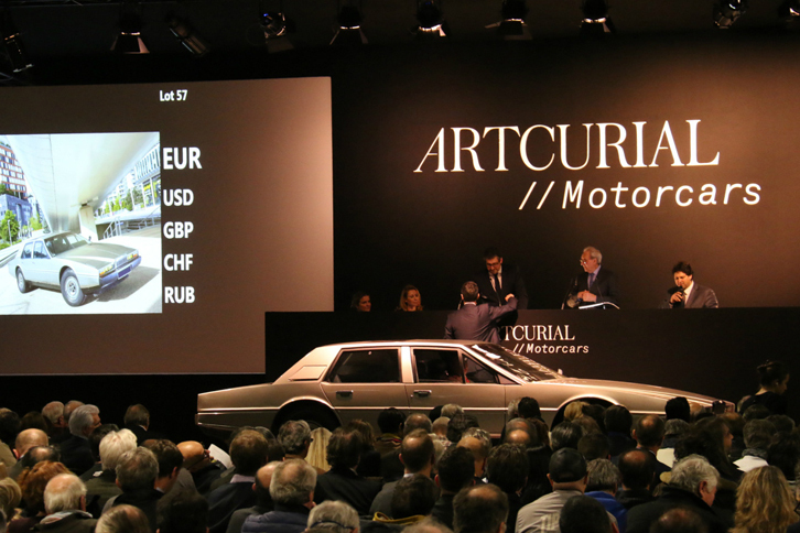 アールキュリアル社のオークションは呆気（あっけ）なく終了。注目の「アストンマーティン・ラゴンダ」は、想定価格をわずかに上回る5万3640ユーロ（手数料込み）で落札された。